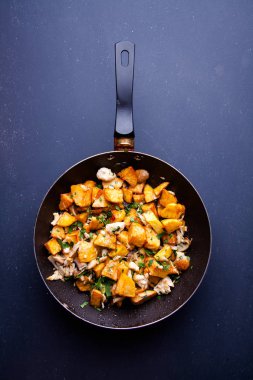 Kızartma tavasında kızartılmış et. Kopyalama alanı olan üst görünüm