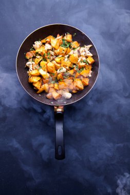 Kızartma tavasında kızartılmış et. Kopyalama alanı olan üst görünüm