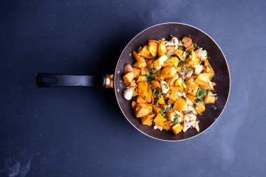 Kızartma tavasında kızartılmış et. Kopyalama alanı olan üst görünüm