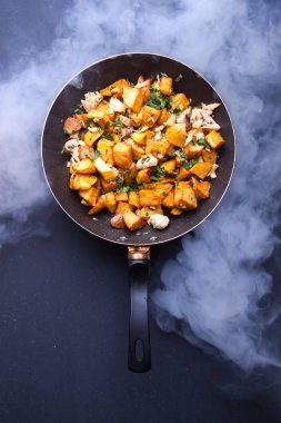 Kızartma tavasında kızartılmış et. Kopyalama alanı olan üst görünüm