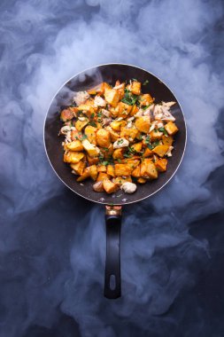 Kızartma tavasında kızartılmış et. Kopyalama alanı olan üst görünüm