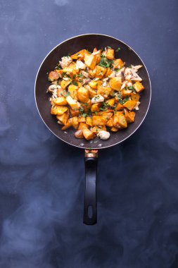 Kızartma tavasında kızartılmış et. Kopyalama alanı olan üst görünüm