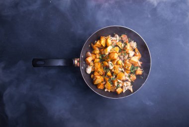 Kızartma tavasında kızartılmış et. Kopyalama alanı olan üst görünüm