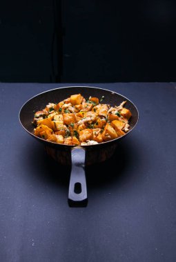 Kızartma tavasında kızartılmış et. Kopyalama alanı olan üst görünüm