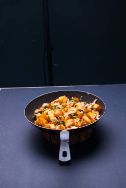 Kızartma tavasında kızartılmış et. Kopyalama alanı olan üst görünüm