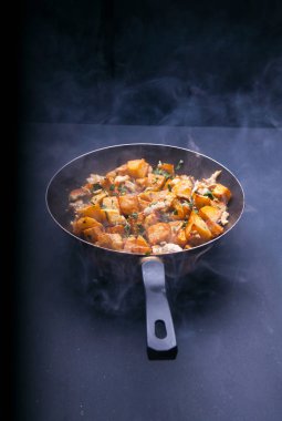 Kızartma tavasında kızartılmış et. Kopyalama alanı olan üst görünüm