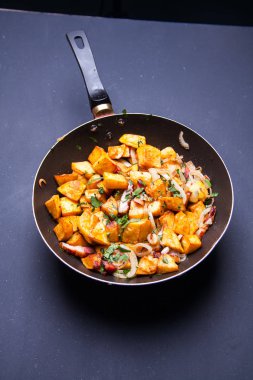 Kızartma tavasında kızartılmış et. Kopyalama alanı olan üst görünüm