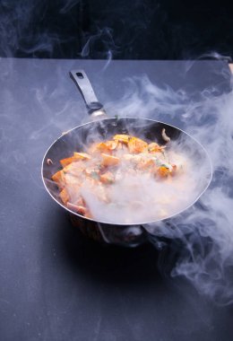 Kızartma tavasında kızartılmış et. Kopyalama alanı olan üst görünüm