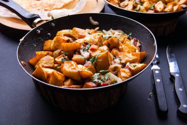 Kızartma tavasında kızartılmış et. Kopyalama alanı olan üst görünüm