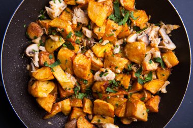 Kızartma tavasında kızartılmış et. Kopyalama alanı olan üst görünüm