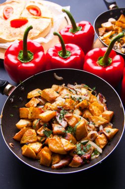 Kızartma tavasında kızartılmış et. Kopyalama alanı olan üst görünüm