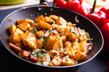 Kızartma tavasında kızartılmış et. Kopyalama alanı olan üst görünüm