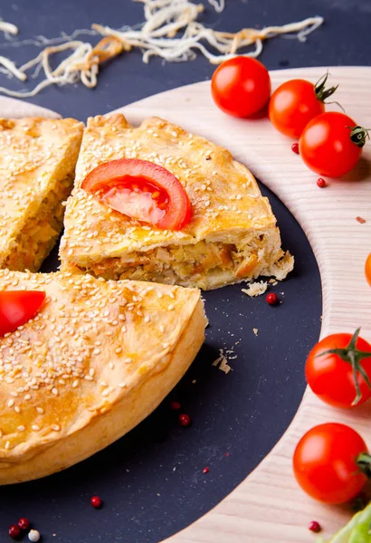 Masa arkasındaki tahta tahtada taze Avustralya eti mini turtası, fotokopi alanı, üst görünümü, kırsal tarzı olan yakın plan.