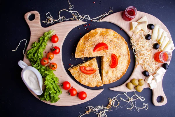 Masa arkasındaki tahta tahtada taze Avustralya eti mini turtası, fotokopi alanı, üst görünümü, kırsal tarzı olan yakın plan.