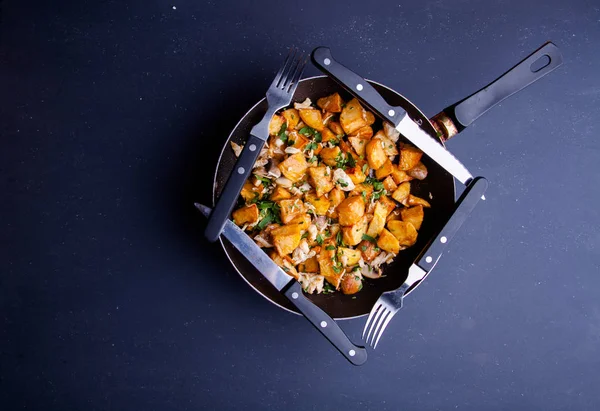 Carne frita em uma panela de ato de fritar closeup. Vista superior com espaço de cópia — Fotografia de Stock