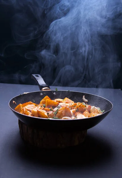 Kızartma tavasında kızartılmış et. Kopyalama alanı olan üst görünüm