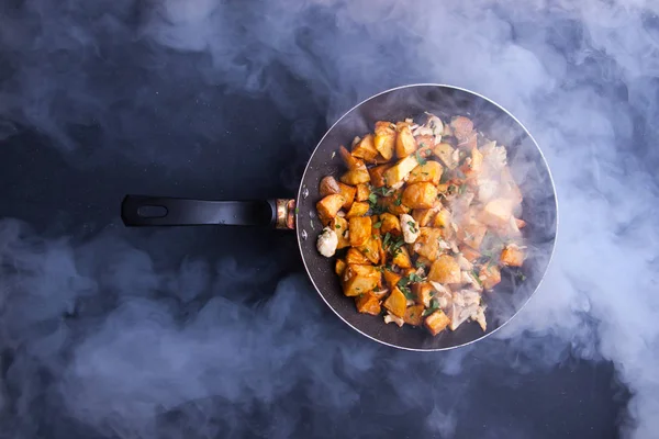 La carne frita en la sartén el primer plano. Vista superior con espacio de copia Imagen De Stock