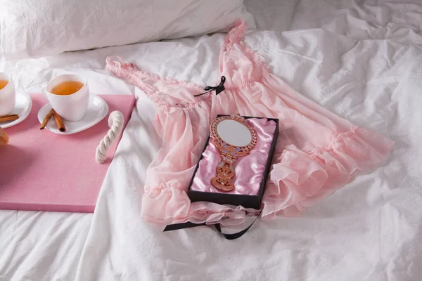 Desayuno en la cama con frutas y pasteles en una bandeja-gofres, croissants, café y jugo Fotos De Stock