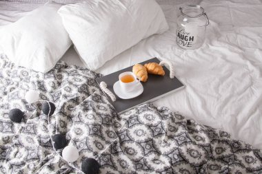 Kahvaltı tablada meyve ve hamur işleriyle birlikte. Waffle, kruvasan, kahve ve meyve suyu.