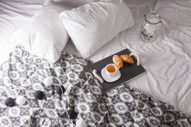 Kahvaltı tablada meyve ve hamur işleriyle birlikte. Waffle, kruvasan, kahve ve meyve suyu.