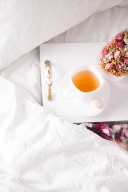 Kahvaltı tablada meyve ve hamur işleriyle birlikte. Waffle, kruvasan, kahve ve meyve suyu.