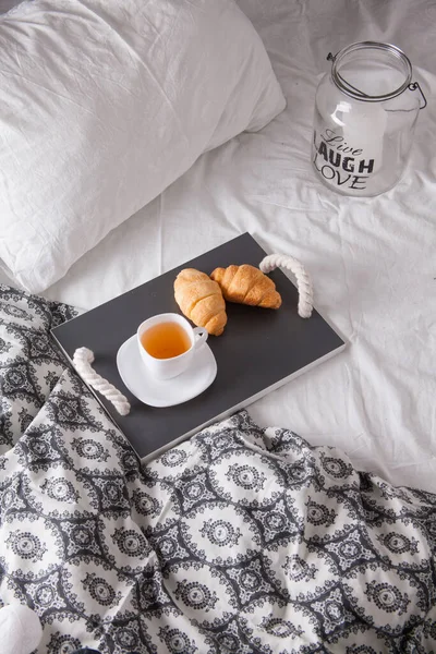 Kahvaltı tablada meyve ve hamur işleriyle birlikte. Waffle, kruvasan, kahve ve meyve suyu.