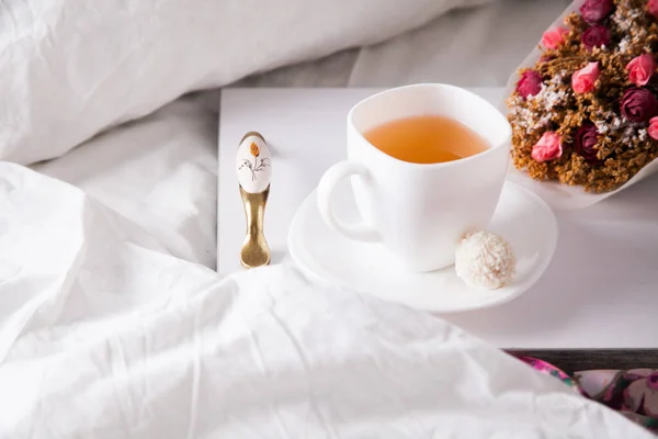Desayuno en la cama con frutas y pasteles en una bandeja-gofres, croissants, café y jugo — Foto de Stock