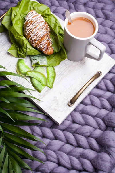 Desayuno en cama café y croissant en una bandeja — Foto de Stock