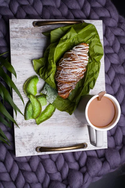 Desayuno en cama café y croissant en una bandeja — Foto de Stock