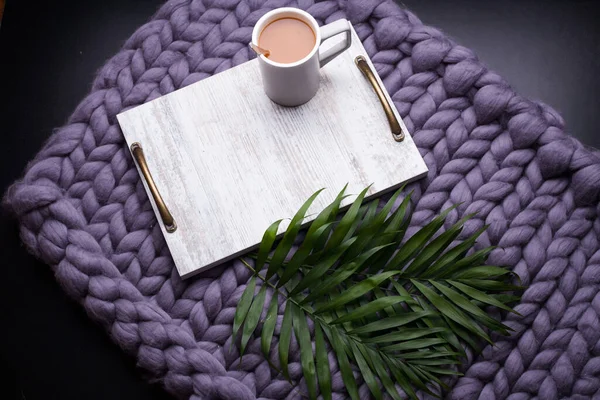 Kahvaltıyı yatakta kahve ve kruvasan tepside