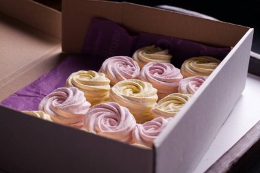 Bir hediye kutusunda el yapımı marşmelov..