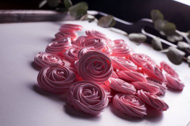 Bir hediye kutusunda el yapımı marşmelov..