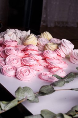 Bir hediye kutusunda el yapımı marşmelov..