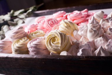 Bir hediye kutusunda el yapımı marşmelov..