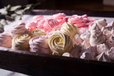 Bir hediye kutusunda el yapımı marşmelov..