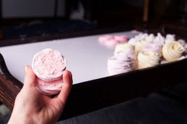 El yapımı marşmelov insan eli altında gül şeklinde..