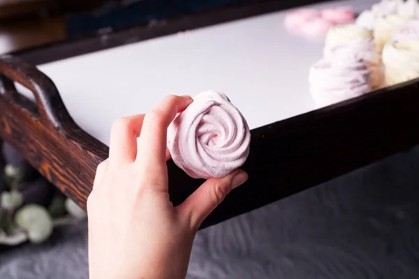 Handgjorda marshmallow i form av rosor i människohänder närbild. — Stockfoto