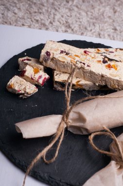 Cevizli, tohumlu ve gül yapraklı doğu tatlıları yığını, yakın çekim, seçici odaklanma