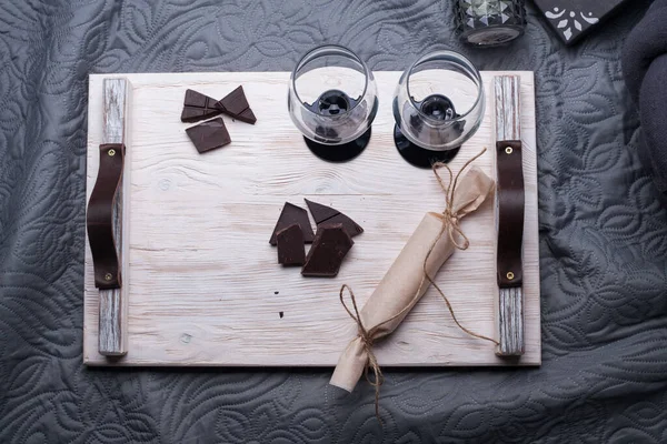 Cevizli, tohumlu ve gül yapraklı doğu tatlıları yığını, yakın çekim, seçici odaklanma