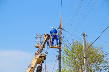 Slavyansk Kuban, Rusya Federasyonu-24 Nisan, 2018: elektrikçiler onarım güç hattı. İşçiler çilingir elektrikçiler vardır.