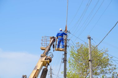 Slavyansk Kuban, Rusya Federasyonu-24 Nisan, 2018: elektrikçiler onarım güç hattı. İşçiler çilingir elektrikçiler vardır.