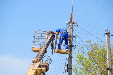 Slavyansk Kuban, Rusya Federasyonu-24 Nisan, 2018: elektrikçiler onarım güç hattı. İşçiler çilingir elektrikçiler vardır.