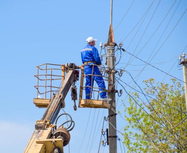 Slavyansk Kuban, Rusya Federasyonu-24 Nisan, 2018: elektrikçiler onarım güç hattı. İşçiler çilingir elektrikçiler vardır.