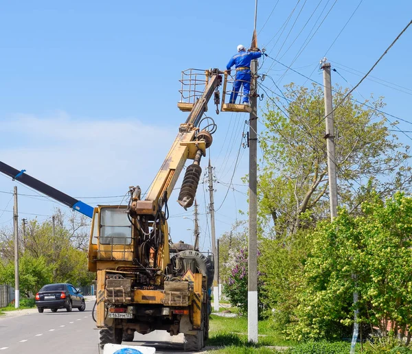 Slavyansk Kuban, Rusya Federasyonu-24 Nisan, 2018: elektrikçiler onarım güç hattı. İşçiler çilingir elektrikçiler vardır.