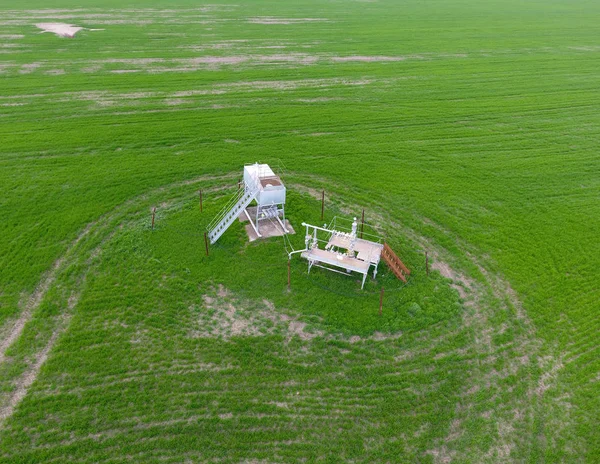 Petrol kuyusu yakınındaki metanol ile bir tank. Bir petrol kuyusu donatımın. Kapatma vanaları ve servis ekipmanları.