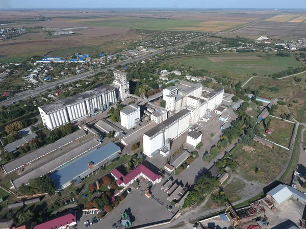 Widok z góry podnośnika silosu. Obiekt przemysłowy Aerophotographing. — Zdjęcie stockowe