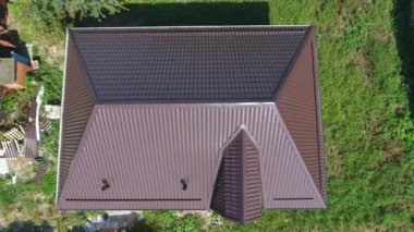 Oluklu levha çatı. Çatı metal profil dalgalı şeklin. Evin çatısı yukarıdan bir görünüm.