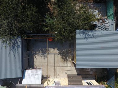 Slavyansk Kuban, Rusya-10 Eylül 2017: özel ev ve outbuildings. Evin çatısı onarın. Metal altında nem yalıtımı.