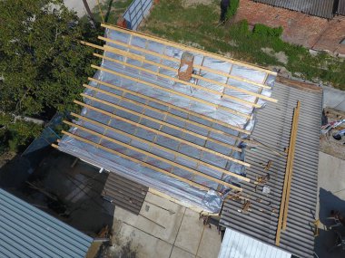 Slavyansk Kubani, Rusya Federasyonu-10 Eylül 2017: evin çatısı tamiri. Metal altında nem yalıtımı.