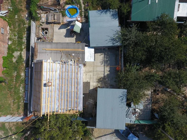 スラビャンカのクバン川 ロシア連邦 2017 家の屋根を修復します 金属の下で水分絶縁 — ストック写真